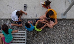 儿童在墨西哥第一个专门为难民和寻求庇护者开设的庇护所玩耍。