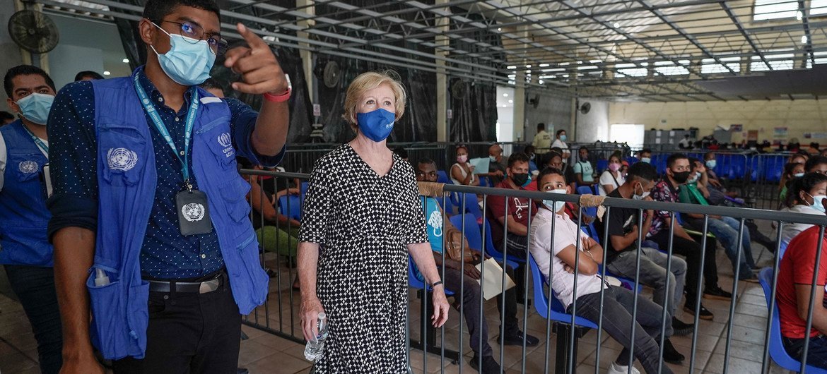 Vice-chefe do Acnur, Gillian Triggs visita um Centro de Atendimento a Refugiados em Tapachula, no sul do México
