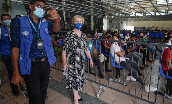 La Haut-Commissaire adjointe du HCR pour la protection, Gillian Triggs, visite un centre de services aux réfugiés avec le personnel du HCR lors d'une visite à Tapachula, dans le sud du Mexique.