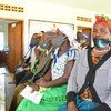 在乌干达卡巴莱区的一个保健中心，病人们等待接种新冠疫苗。