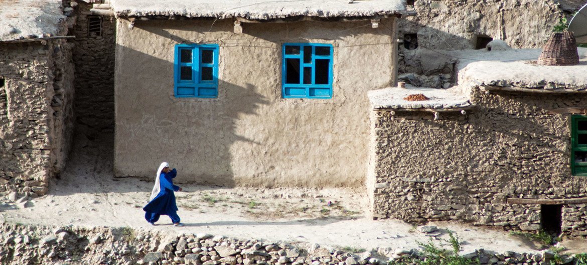 Une femme marche dans le Badakhshan, une province située à l'extrême nord-est de l'Afghanistan.