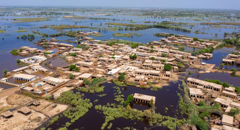 Uma vila inundada em Matiari, na província de Sindh, no Paquistão
