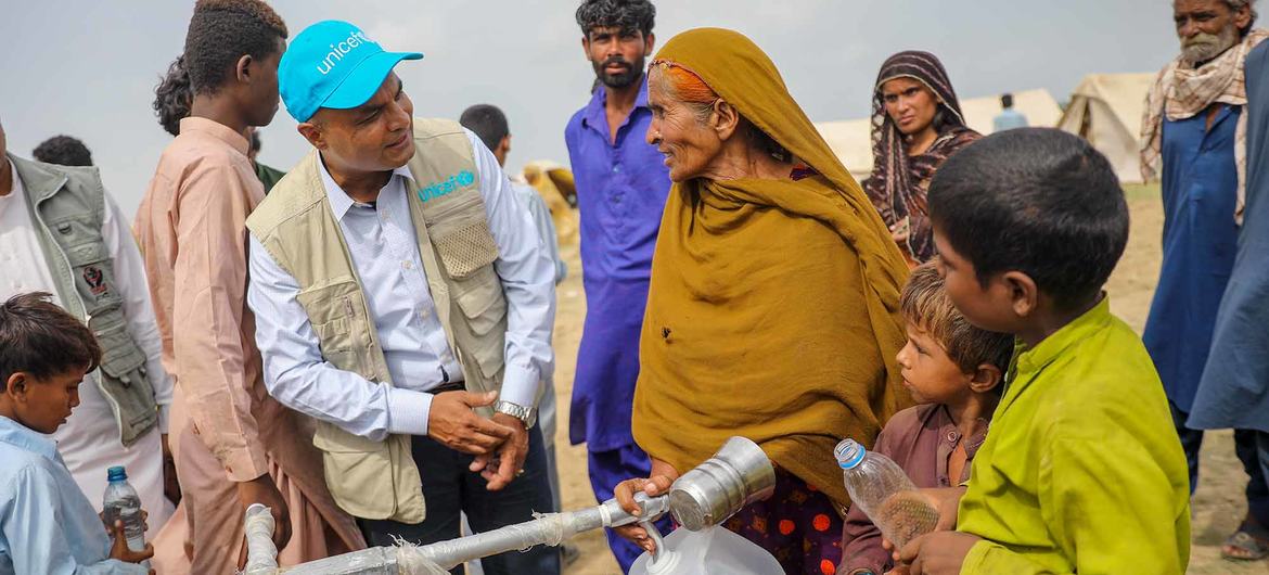 巴基斯坦发生毁灭性洪灾后，流离失所的人们从儿基会搭建的可折叠水箱中取水。