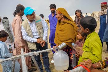 巴基斯坦发生毁灭性洪灾后，流离失所的人们从儿基会搭建的可折叠水箱中取水。