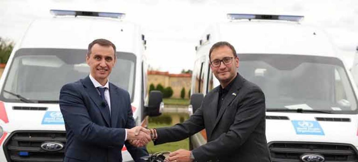 El Ministro de Salud de Ucrania, Viktor Liashko (izquierda) recibe las llaves de once ambulancias de manos de Jarno Habicht, Representante de la OMS en Ucrania.