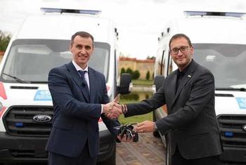 Министр здравоохранения Украины Виктор Ляшко (слева) получает ключи от 11 машин скорой помощи из рук представителя ВОЗ в Украине Ярно Хабихта.