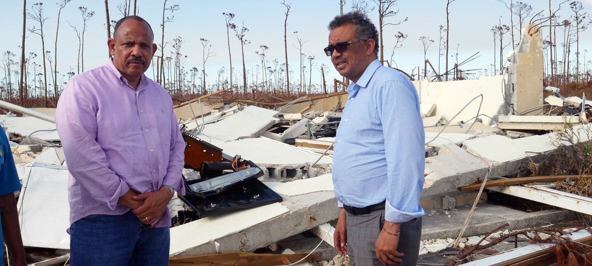 Le Dr Tedros Adhanom Ghebreyesus (à droite), directeur général de l'Organisation mondiale de la santé (OMS), et le Dr Duane Sands, ministre de la Santé des Bahamas, visitent les sites dévastés du pays pour évaluer les impacts sanitaires de l'ouragan Doria
