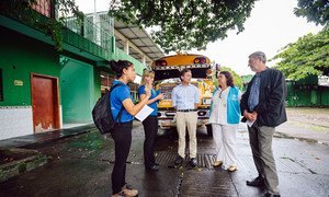 El Alto Comisionado de la ONU para los Refugiados, Filippo Grandi, conversa con los habitantes de un albergue para refugiados en Tapachula, México.