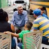 2019年9月28日，联合国难民高专格兰迪在墨西哥塔帕丘拉市的一处临时居所内，与一个来自危地马拉的家庭交谈。
