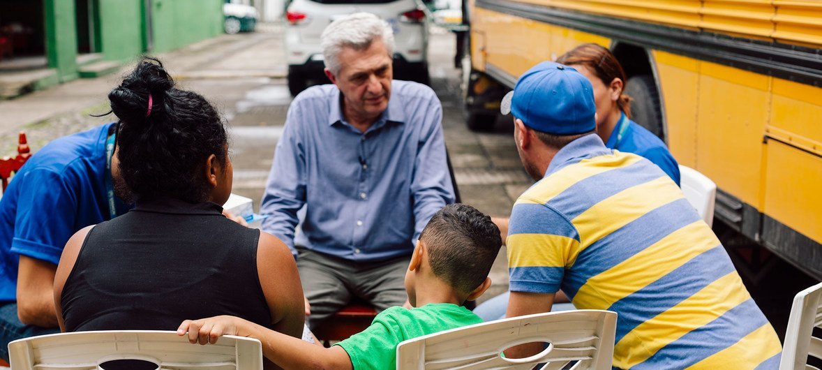 Le Haut Commissaire du HCR Filippo Grandi s'entretient avec une famille guatémaltèque dans un refuge à Tapachula, au Mexique, le 28 septembre 2019.
