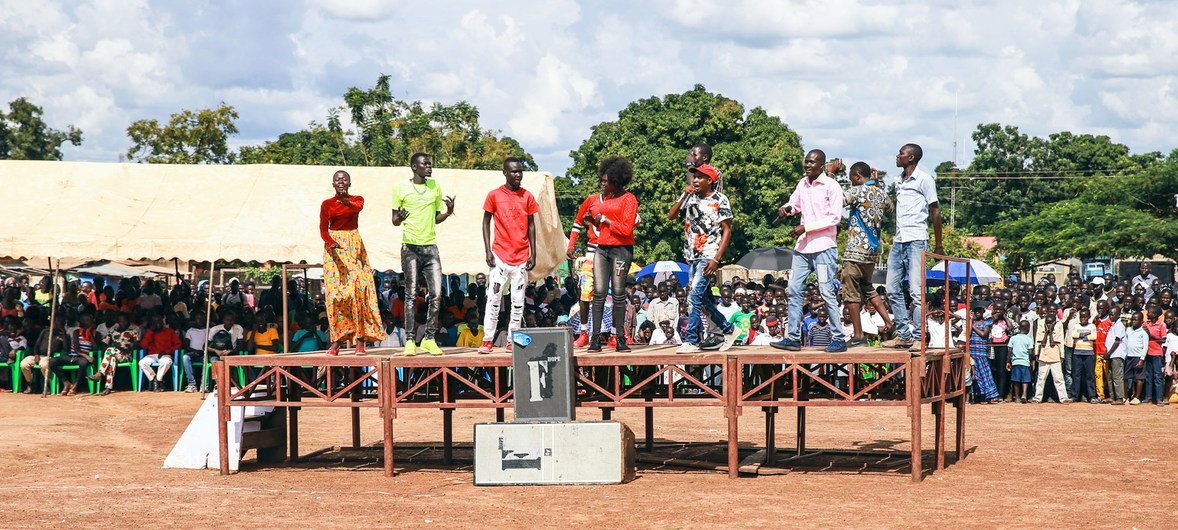 شباب ينضمون لفنان جنوب السودان المشهور إيمانويل كيمبي وهو يغني عن السلام والمصالحة وبناء الأمة. كان الحفل جزءًا من فاعليات للسلام نظمتها بعثة الأمم المتحدة في جنوب السودان بالتعاون مع السلطات المحلية. (28 أغسطس 2019)