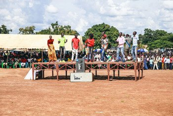شباب ينضمون لفنان جنوب السودان المشهور إيمانويل كيمبي وهو يغني عن السلام والمصالحة وبناء الأمة. كان الحفل جزءًا من فاعليات للسلام نظمتها بعثة الأمم المتحدة في جنوب السودان بالتعاون مع السلطات المحلية. (28 أغسطس 2019)
