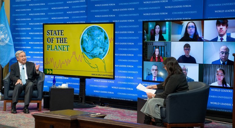 Secretary-General António Guterres (left) discusses the State of the Planet with Professor Maureen Raymo at Columbia University in New York City.