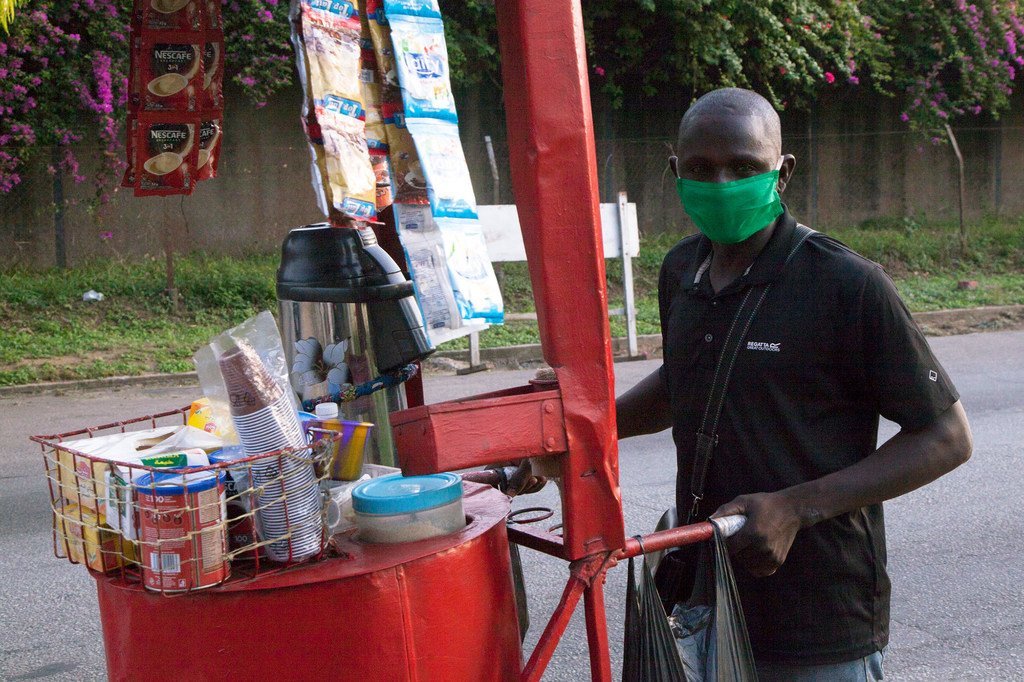 Un vendeur ambulant vend du thé et du café dans sa charrette à Abidjan, en Côte d’Ivoire, pendant la pandémie du COVID-19.