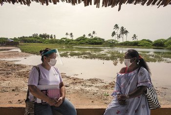 Mayerlín Vergara, junto a una líder indígena de la Guajira, en Colombia.