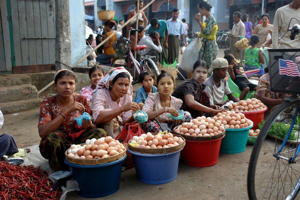 Des femmes vendent des œufs sur un marché de Sittwe, la capitale de l'État de Rakhine, au Myanmar. (archive)