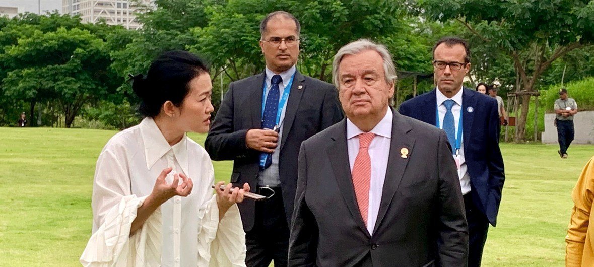 El Secretario General, António Guterres, visita un centro de mitigación del cambio climático en Bangkok.