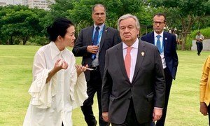 Le Secrétaire général de l'ONU, Antonio Guterres, visite un projet d'atténuation du changement climatique dans le parc du centenaire de Bangkok, en Thaïlande. (2 novembre 2019)