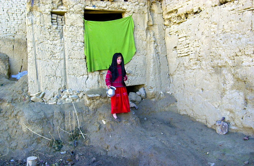 一个小女孩站在喀布尔附近法扎尔拜格区的避难所外。