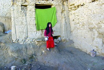 अफ़ग़ानिस्तान की राजधानी काबुल के पास फ़ज़ल बेग ज़िले में एक आश्रय स्थल के बाहर खड़ी एक बच्ची. (फ़ाइल फ़ोटो)