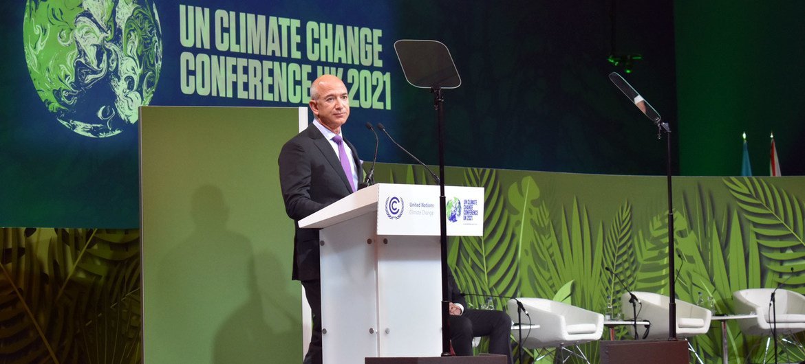 Le Président d'Amazon, Jeff Bezos, s'exprime lors de la conférence sur le climat COP26 à Glasgow, en Écosse.