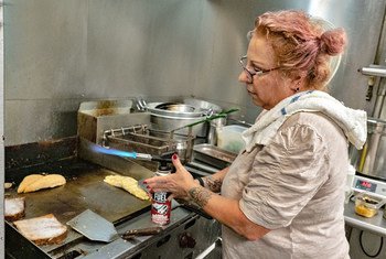 意大利裔女厨师罗丝安（Roseann Rostoker ）在自己位于新奥尔良的红肉汁餐馆里工作