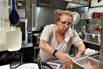 来自新泽西州的意大利裔女厨师罗丝安（Roseann Rostoker ）在美国南部的新奥尔良开办了自己的餐馆——红肉汁咖啡馆