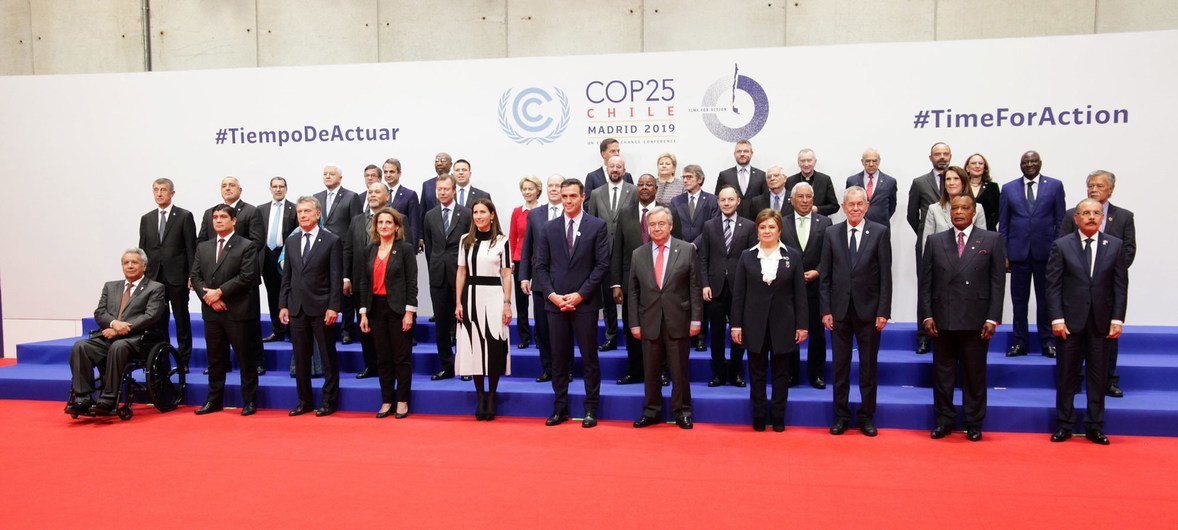 联合国秘书长古特雷斯与参加《联合国气候变化框架公约》第25届缔约方会议的各国代表合影留念。