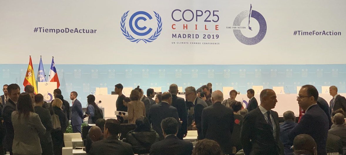Delegados e autoridades estão reunidos em um salão de conferências durante a COP25, a cúpula sobre mudanças climáticas, em Madri, em 2019.
