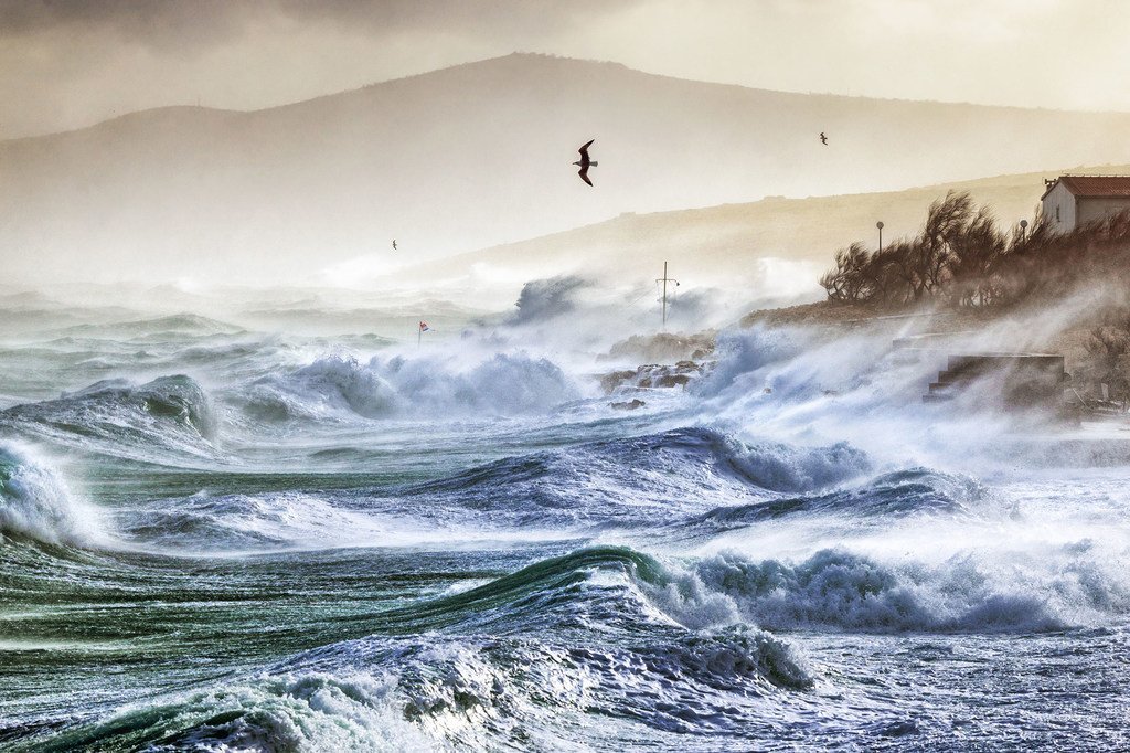 极端天气使克罗地亚的亚得里亚海掀起巨浪。
