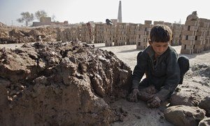 Criança de sete anos trabalha em uma olaria na província de Nangarhar, no Afeganistão