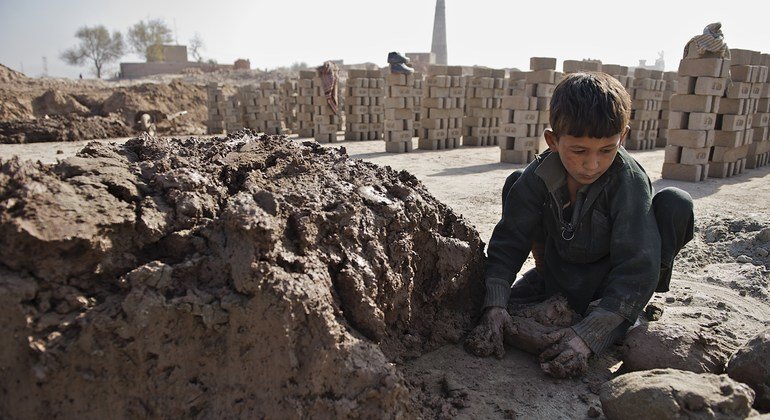 طفل في السابعة من عمره يعمل في فرن الطوب في أفغانستان، أسرته مدينة لمالك الفرن.