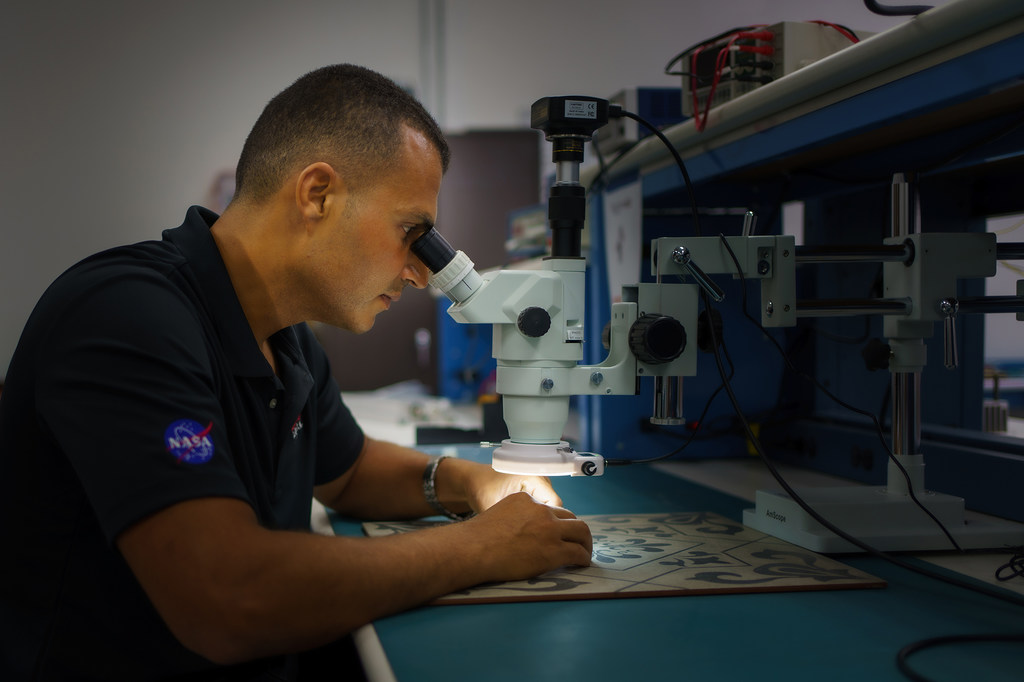 المهندس لؤي البسيوني، من غزة، كان ضمن فريق وكالة ناسا الفضائية الذي صمم مروحية المريخ التي هبطت في كوكب المريخ في 2021 برفقة المسبار الفضائي