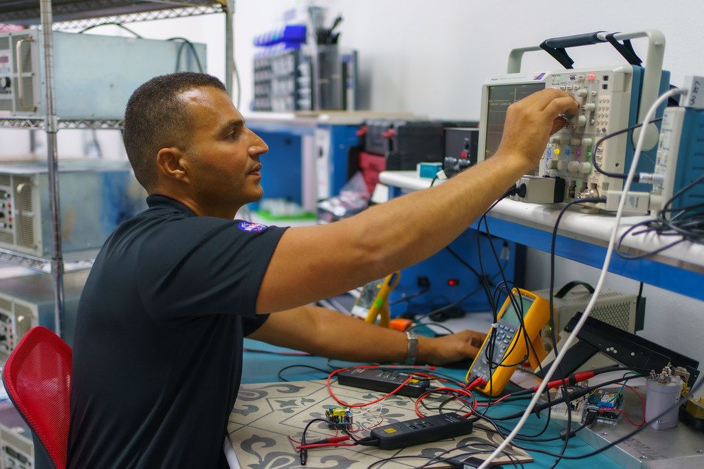 المهندس لؤي البسيوني داخل مختبر الدفع النفاث في وكالة ناسا الفضائية.