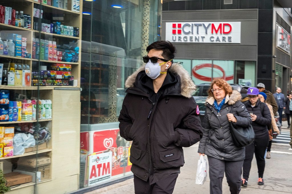 越来越多的纽约人开始戴口罩来预防冠状病毒。