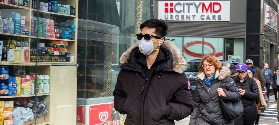 Número crescente de pessoas em Nova Iorque parece ter começado a usar máscaras como precaução contra o coronavírus.
