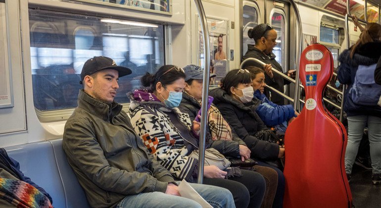 Pasajeros con mascarillas en el metro de Nueva York