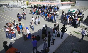 Los refugiados de Somalia, Siria y Eritrea que fueron  liberados de los centros de detención en Libia, pasan por el procedimiento de evacuación con el personal del Centro de Acogida y Partida del ACNUR en Trípoli, Libia.