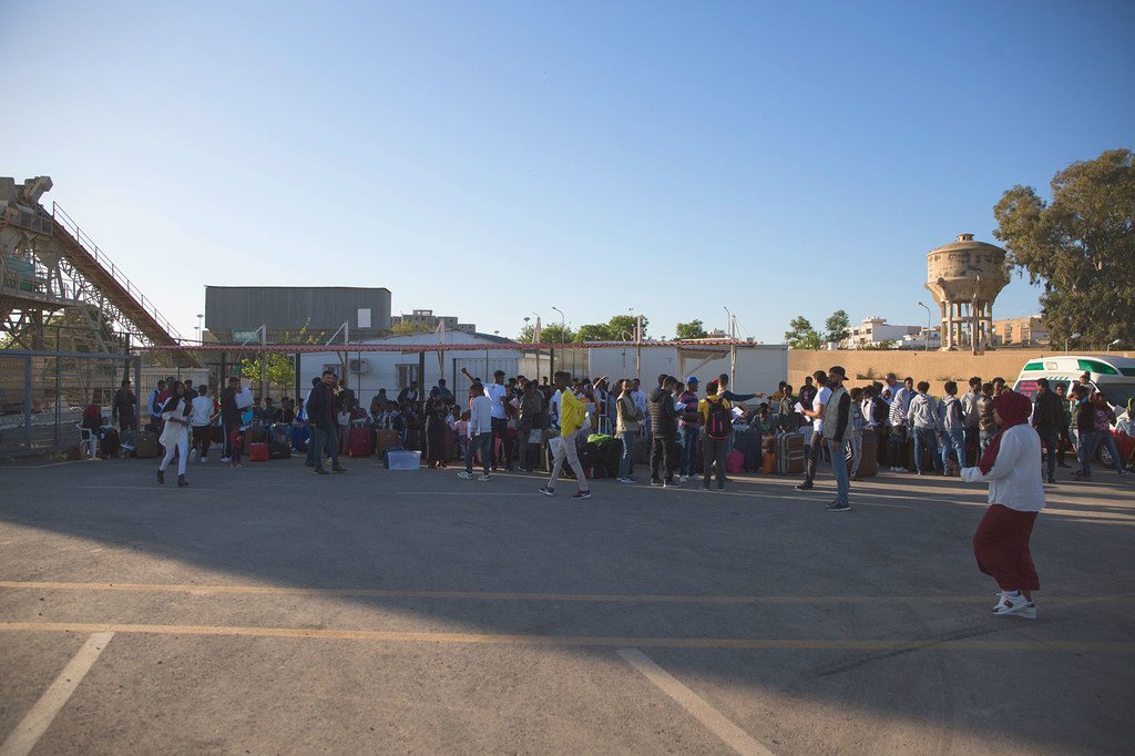 Des réfugiés de Somalie, de Syrie et d'Eritrée montent à bord d'un bus dans le centre d'hébergement du HCR à Tripoli, en Libye, en route pour un voyage en avion vers l'Italie.