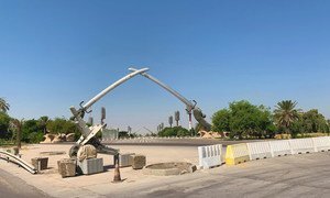 伊拉克巴格达阅兵广场入口处的“胜利之剑”雕塑。