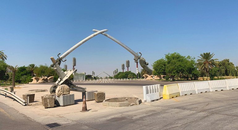 Las espadas de Qādisiyyah,  señalan la entrada a la plaza de las Grandes Celebraciones en Bagdad, Iraq.