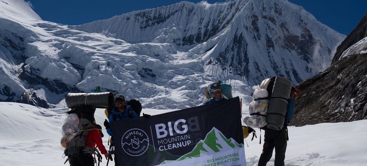  नेपाली पर्वतारोही, निर्मल पुरजा और उनकी टीम ने हाल ही में दुनिया की आठवीं सबसे ऊँची चोटी, माउण्ट मनासलू से 500 किलोग्राम कचरा साफ़ किया.