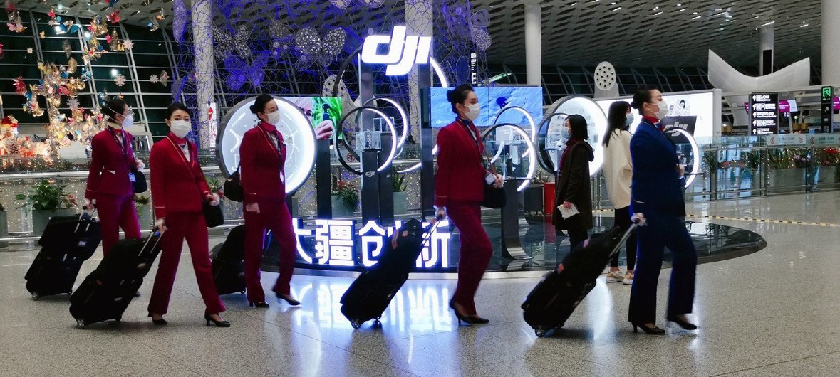 Asistentes de vuelo con mascarilla para protegerse del coronavirus en el aeropuesto internacional de Shenzhen Bao'an en China.