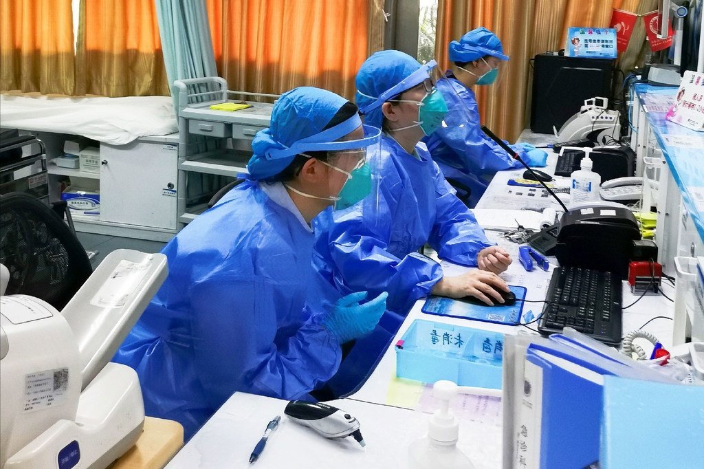 中国深圳第二人民医院急诊室的护士戴着口罩在进行检测。