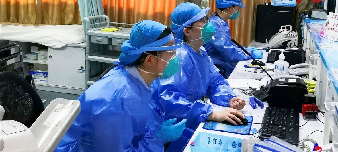 中国深圳第二人民医院急诊室的护士戴着口罩在进行检测。