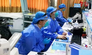 Enfermeras de la unidad de emergencias de un hospital de Shenzhen en China llevan mascarilla para protegerse del coronavirus.