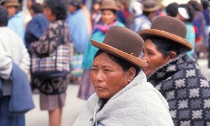 在玻利维亚拉巴斯(La Paz)大街上走路的妇女。