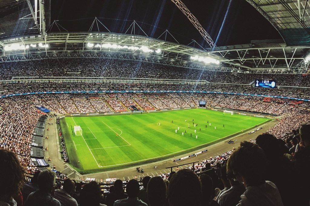 Des supporters regardant un match de football dans le stade de Wembley en Angleterre.