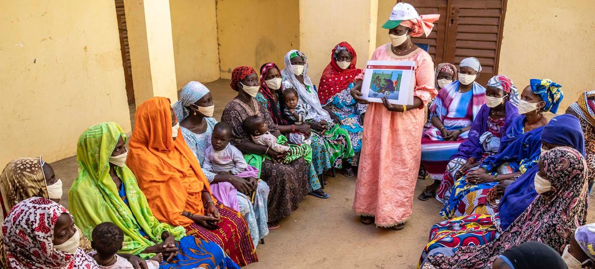 Une femme dirige un groupe de discussion au Mali, où elle sensibilise les filles et les femmes à toutes les formes de violence, y compris le mariage des enfants et les mutilations génitales féminines, afin de faire évoluer les comportements.