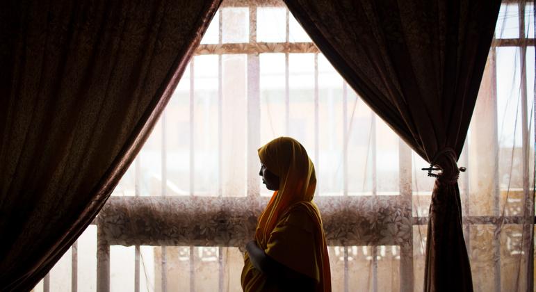 Menina que passou por Mutilação Genital Feminina em sua casa, na Etiópia.